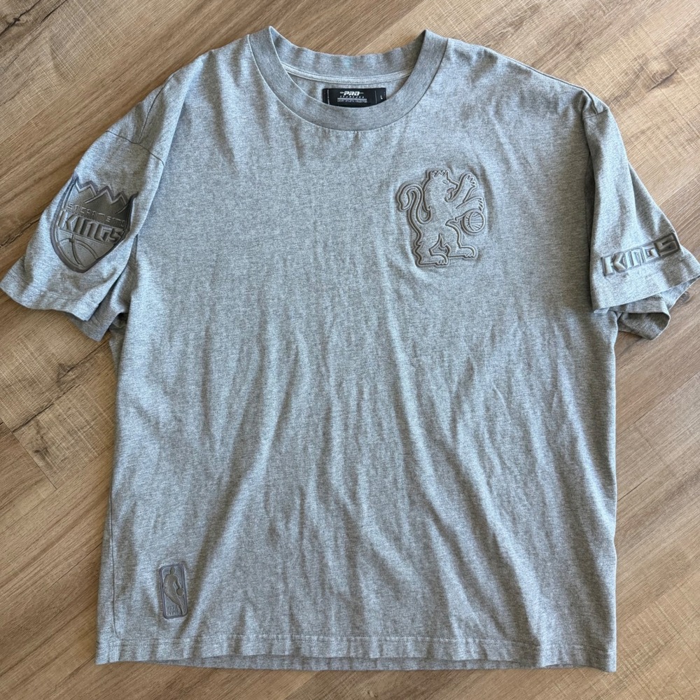 Pro Standard Sacramento Kings NBA T-Shirt Gray Luxury Athletic Collection Large